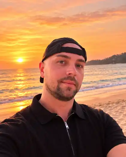 Denis von Fit & Travel am Strand bei Sonnenuntergang